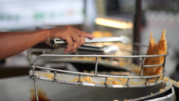 街边小贩在做印尼脆皮香蕉油饼。街头食品。当地食物。Makang pisang goreng。