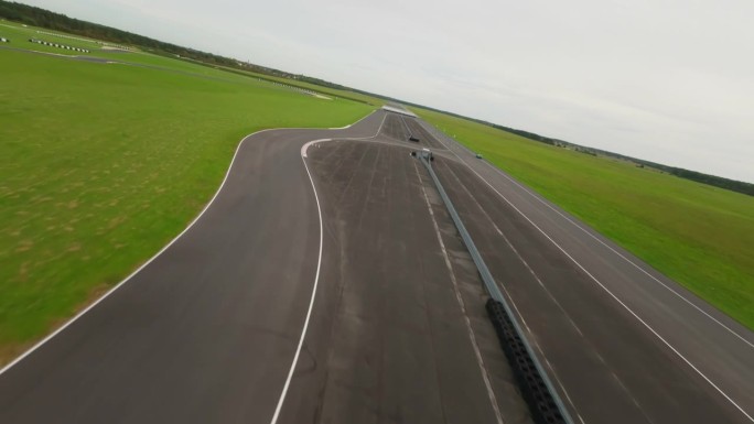 POV无人机高航拍的汽车赛道跟随一辆汽车