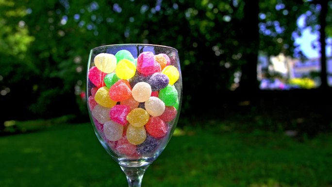 玻璃与手添加彩色糖果里面