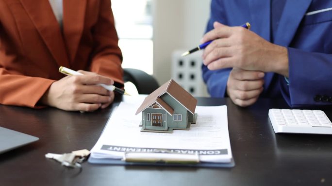 房地产经纪人洽谈购房合同条款。签订抵押合同协议，出租、租赁房地产。