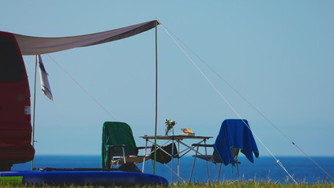度假时露营车的桌椅。两人浪漫的海景桌