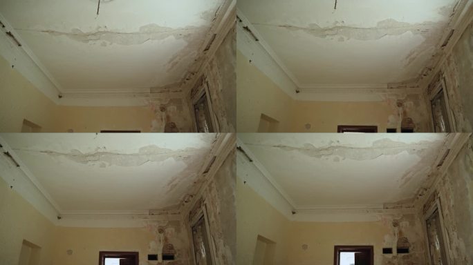 破旧的天花板上有裂缝，废弃的房子里有坍塌的灰泥。