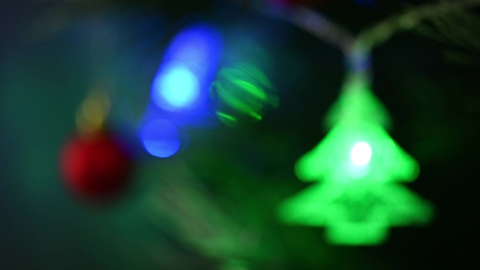 模糊的场景，圣诞装饰装饰在圣诞树上用美丽的灯光庆祝