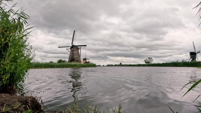 标志性的荷兰风车和运河