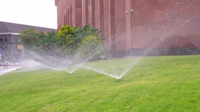 浇花园的草。智能花园启用全自动洒水装置