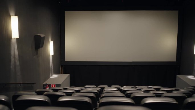 电影放映前，空剧院里被灯光照亮的屏幕