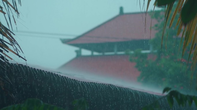 以寺庙为背景的亚洲热带雨的慢动作