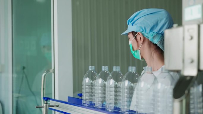 体验一下亚洲女性在自动传送带上检查水瓶的精确度。业务和技术驱动的生产体系保证了一流的品质。参与食品饮