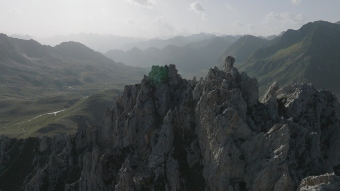 空中无人机的看法，岩石高山悬崖和牧场在日落