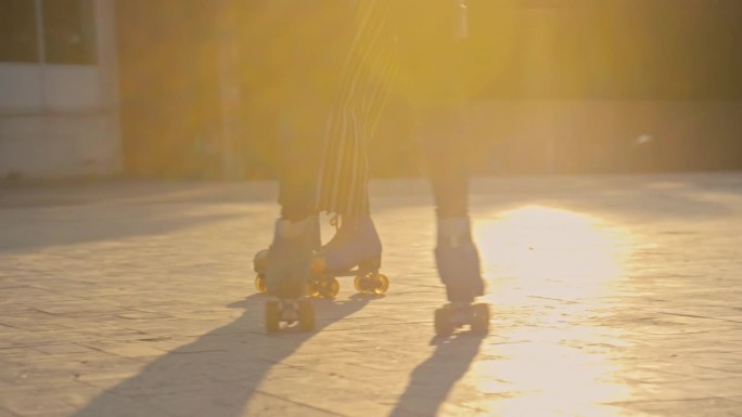女滑冰运动员在公园骑四轮轮滑
