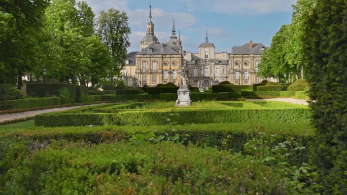西班牙La Granja de San Ildefonso皇宫。万向杆拍摄的草坪，雕像和La Gra