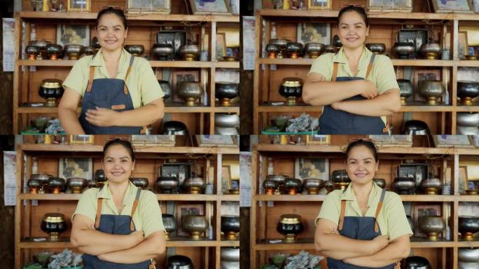 亚洲街头小吃女厨师看着镜头。成功的小企业主。