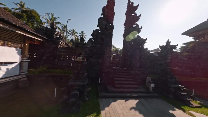 印度尼西亚巴厘岛的鹰头神雕像。无人机在它周围和当地寺庙附近飞行。离贝萨基镇不远