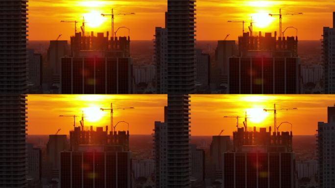 夕阳下美国市区住宅开发新工地。佛罗里达州迈阿密的工业塔式起重机。美国住房增长的概念