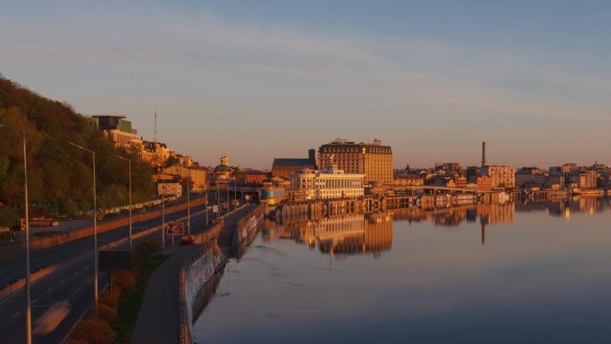 早晨的魔力:时间推移的阳光画基辅的河站。城市景观。