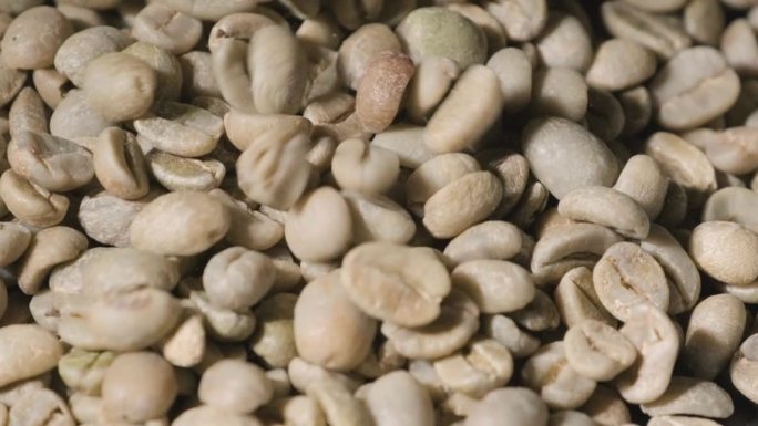 绿咖啡豆掉落的慢动作。