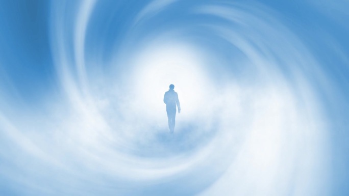 走向光明的未来。一个男人走过抽象的蓝白色雾蒙蒙的漩涡隧道的后视图。
