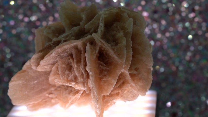 在镂刻的背景上有水晶的石膏玫瑰，类似玫瑰形状的水晶