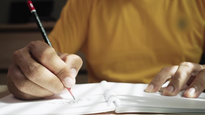 一个商人手持笔在纸上写日记。写论文或信件。