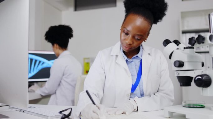 科学家、显微镜和黑人女性在实验室里写研究、结果或信息。科学，笔记本和快乐女医生用仪器为微观粒子实验写