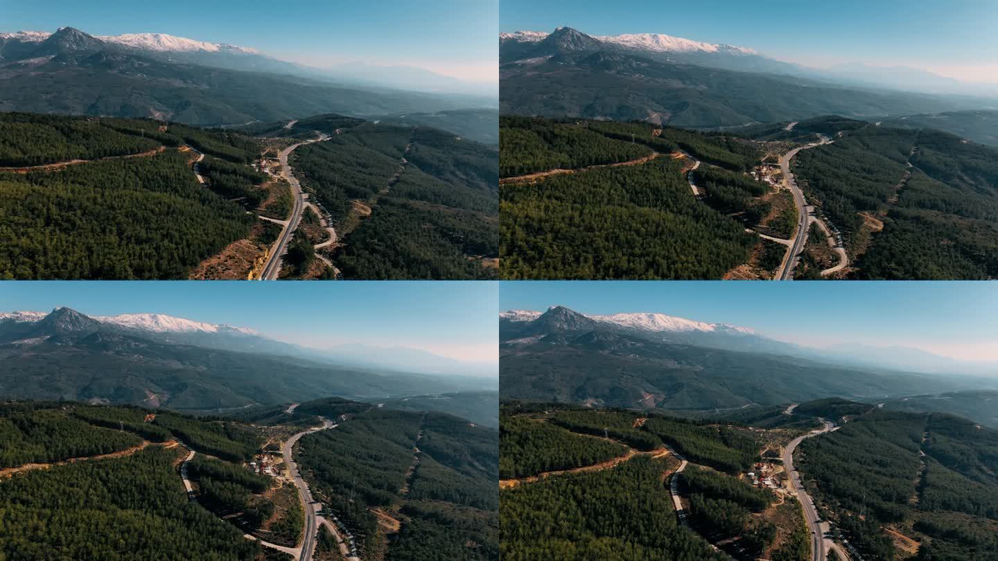 在山林中蜿蜒的道路上飞翔