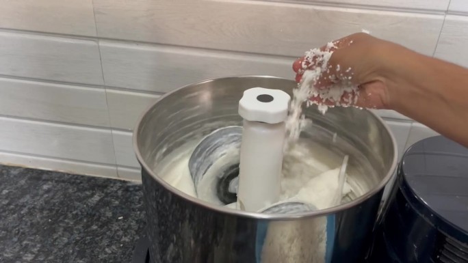 湿式粉碎机，在制作米糊的过程中研磨大米和黑克，用于制作印度薄饼和干米饭