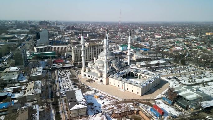 伊玛目萨拉赫西比什凯克中央清真寺，无人机向后飞行的镜头