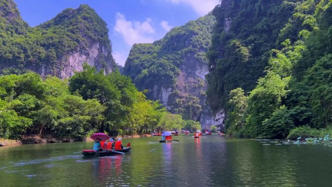 越南的庄安河、宁明和白定山距离河内只有3小时的车程。美丽蜿蜒的河流和高耸的高山。船穿过河中的洞穴