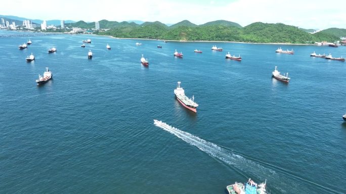 许多石油、原油、天然气船、货物集装箱船近海系泊在海湾石油化工进出口运输和物流，石油泄漏船，工业石油产