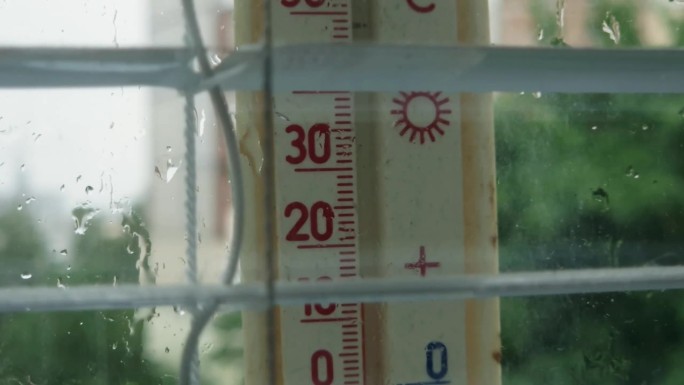 室外温度计与摄氏刻度附在窗户，内部视图
