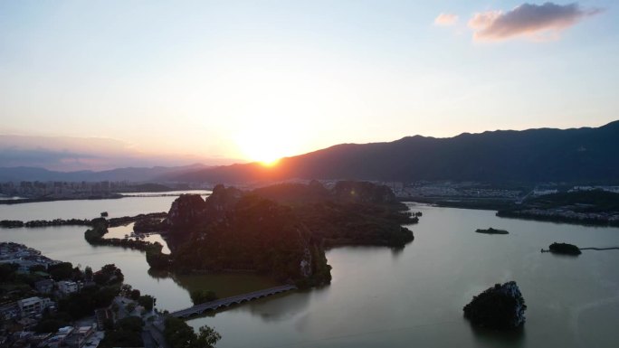 日落时中国七星洞的俯视图