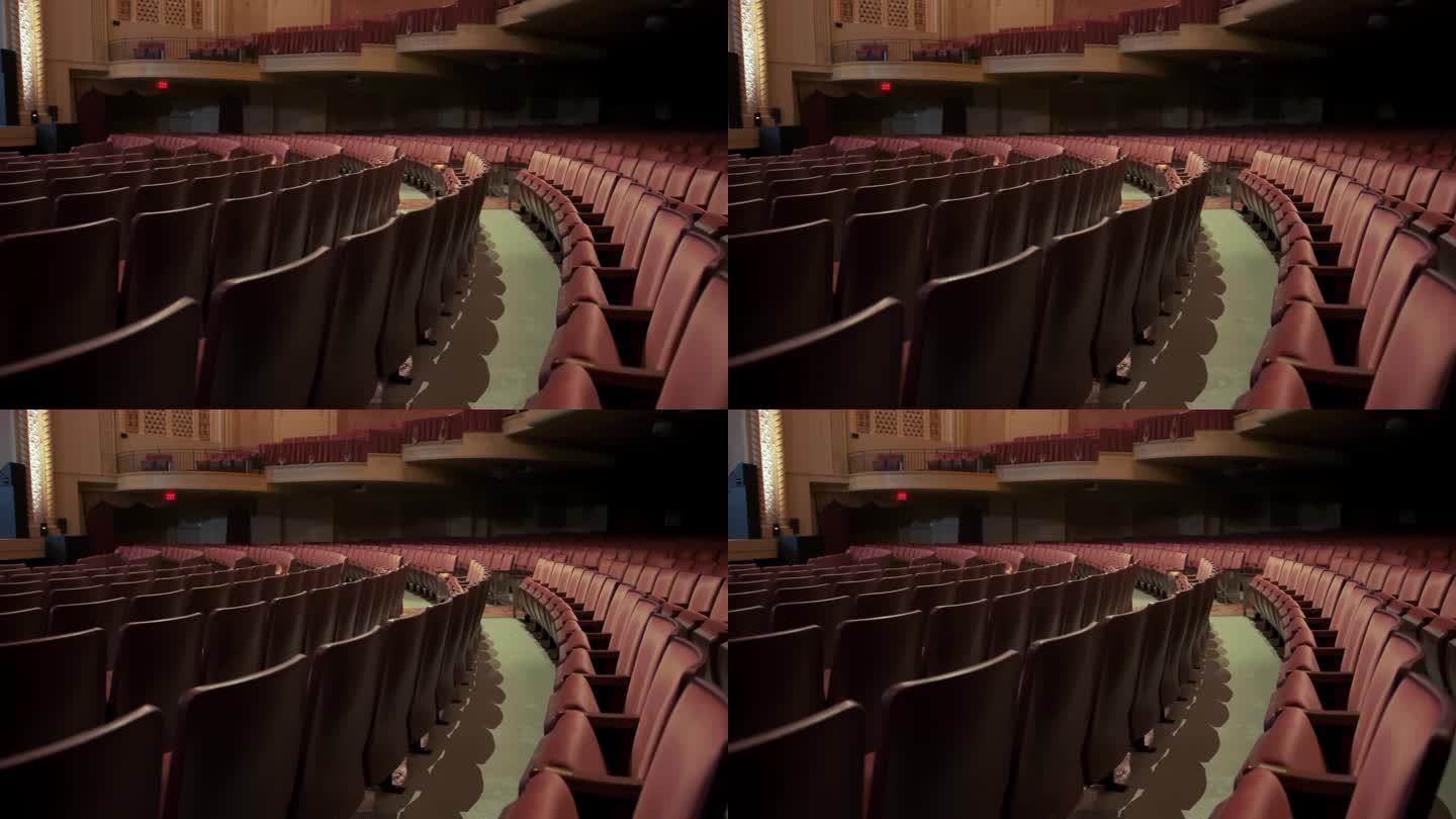 空旷的剧院，舒适的红椅子，黑暗剧院的电影院座位