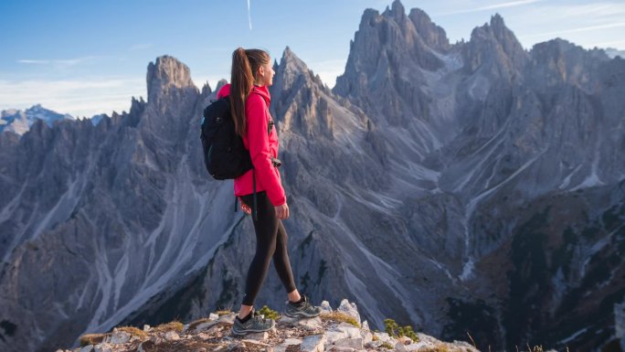 女人征服崎岖的山路，享受令人敬畏的白云石景观