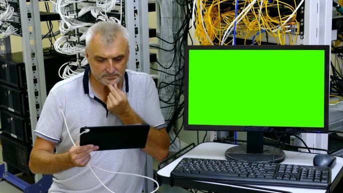 工程师连接服务器网线(绿屏)