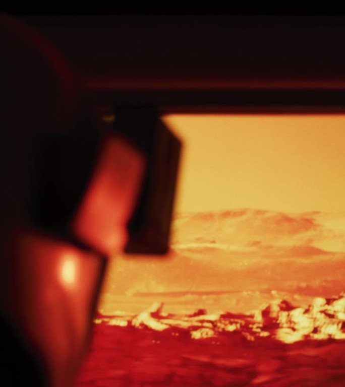 摇摇晃晃的火星探测器在红色星球火星表面旅行。宇航员望向窗外看到荒芜景色的垂直视频