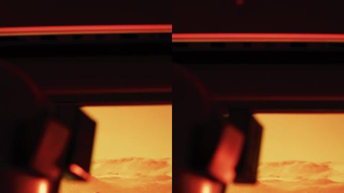 摇摇晃晃的火星探测器在红色星球火星表面旅行。宇航员望向窗外看到荒芜景色的垂直视频