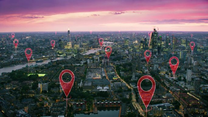 连接城市中的本地化图标。伦敦天际线的空中未来观。技术理念、数据通信、人工智能、物联网、智慧城市。用红