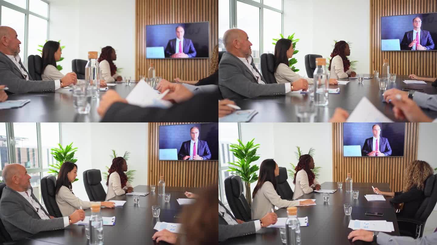 在董事会会议室参加视频电话会议的企业员工