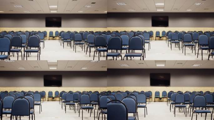 会议中心的大会议室里摆放着椅子