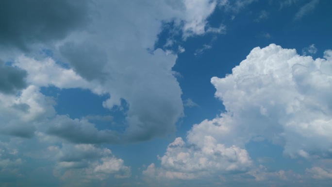 云的形成。晴天积雨云的形成。边界风暴锋面的蓝天积云。间隔拍摄。