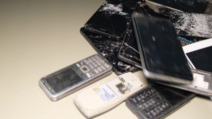 许多旧手机在技术上已经过时了。不同的手机和智能手机无法修复。