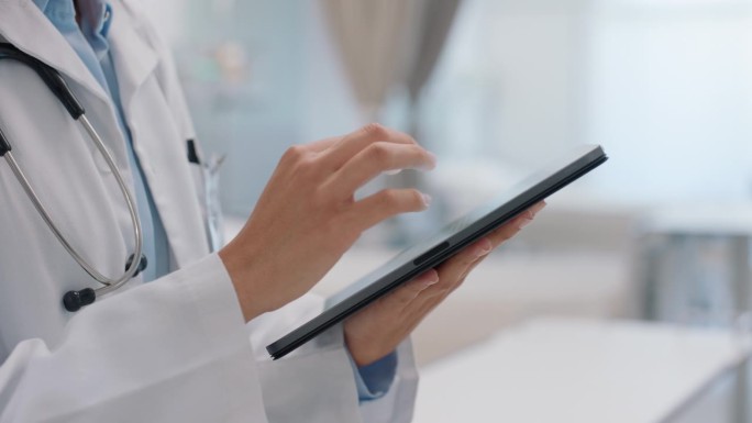 护士，手和平板电脑用于医疗保健或医疗信息，在线图表和临床研究结果。卫生工作者、个人或医生在数字技术、