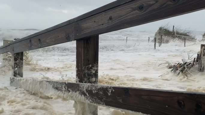佛罗里达的飓风浪潮和风暴潮淹没了沙滩沙丘、人行道并摧毁了围栏