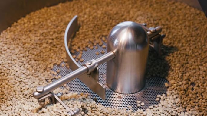 咖啡烘焙机与轻烘焙咖啡豆在小工厂由专业，小型企业咖啡行业。