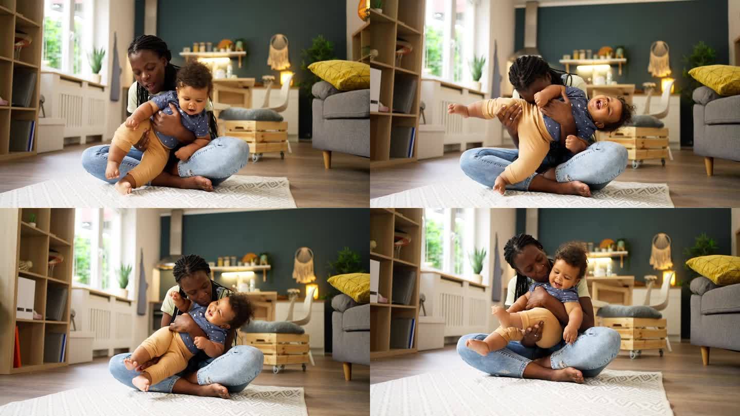 母亲和婴儿黑人在家里玩