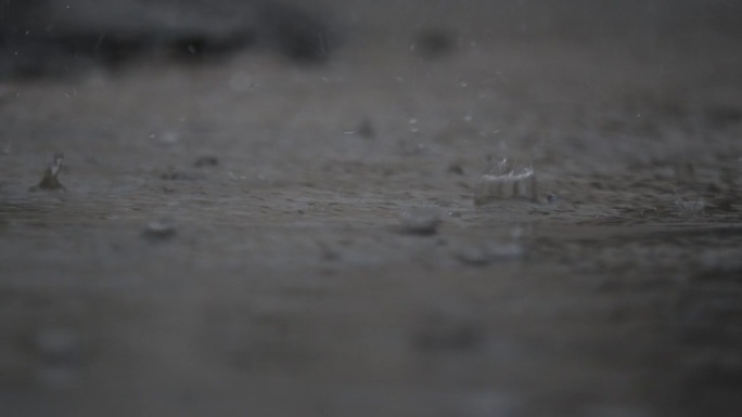 雨下大雨池塘公路雨点儿落在地上