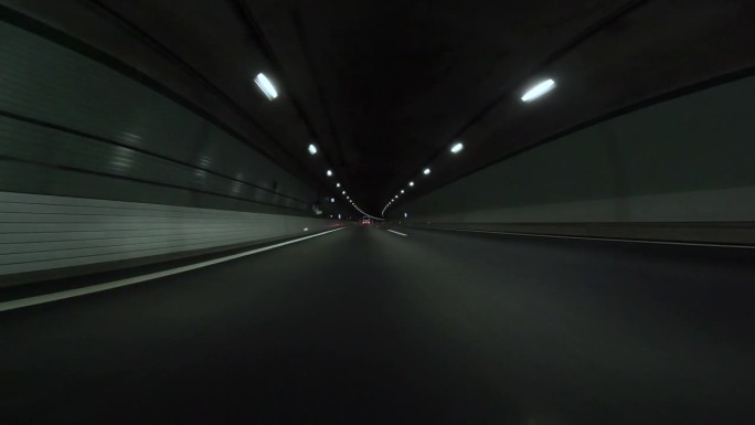 半夜开车穿过高速公路隧道