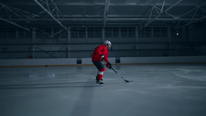 一名身穿红色球衣的专业曲棍球运动员在冰上展示了令人印象深刻的技术和速度，快速移动并得分