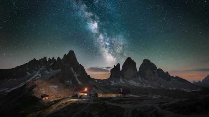 白云石山脉拉瓦雷多村的银河和繁星点点的夜空(德雷·齐宁)