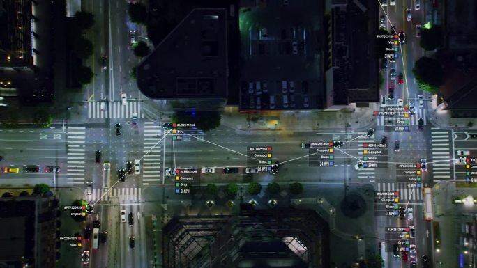 拥挤大街的鸟瞰图。人工智能界面显示ID，速度，颜色和类型的车。监测的概念。深度学习。计算机视觉。用红